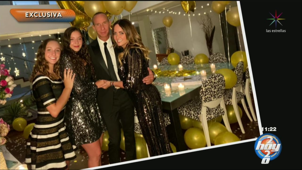 Sin embargo, para la cena que le organizaron utilizó un vestido más llamativos, y es que optó por un outfit oscuro con brillos.