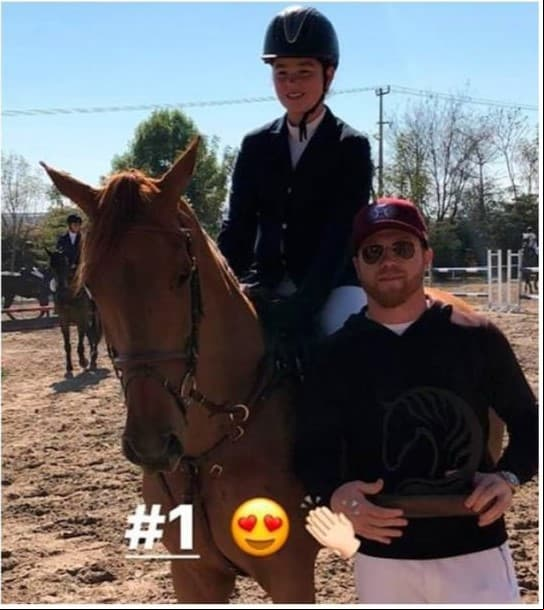 Uno de los deportes favoritos de Emily Cinnamon es la equitación; la joven es tan buena que ha ganado varias competencias.