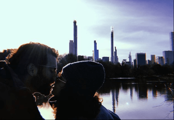 Meses después se confirmaría su relación y desde entonces han mantenido un romántico noviazgo. La pareja suele utilizar sus redes sociales para mostrar su amor.