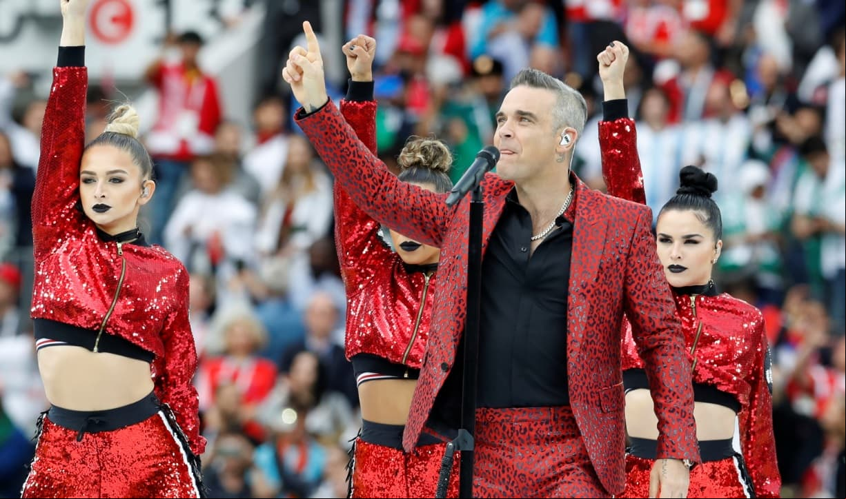 Williams cantó temas como "Feel", "Rock DJ" y "Angels"
