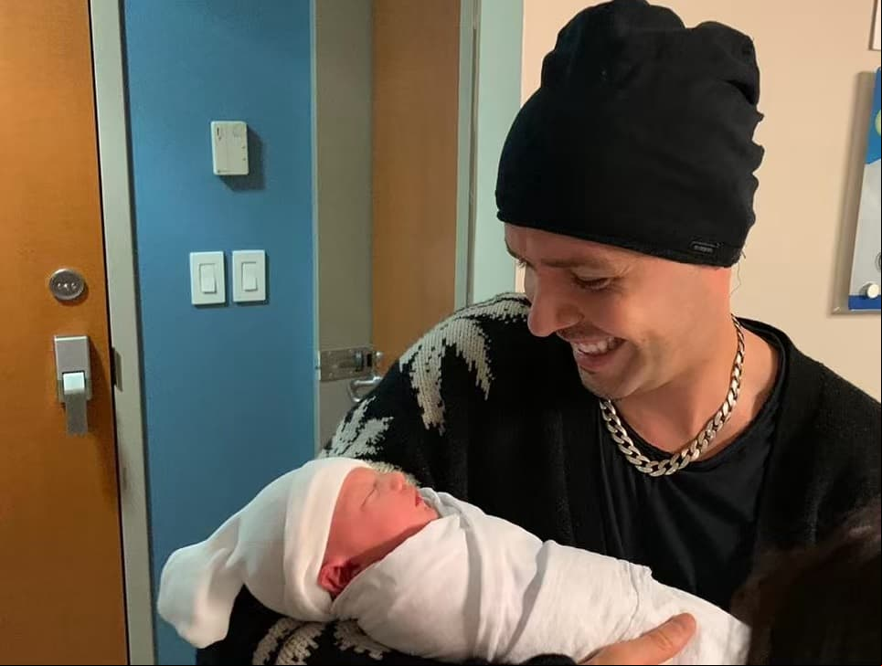 “Estoy vuelto loco del amor que siento y de la felicidad de ver a mi hermanita tan plena, tan feliz y verla convertirse en madre con esta porción del cielo que Dios y la vida les ha dado”, precisó como descripción de una instantánea publicada en la cuenta oficial del grupo Jesse y Joy.