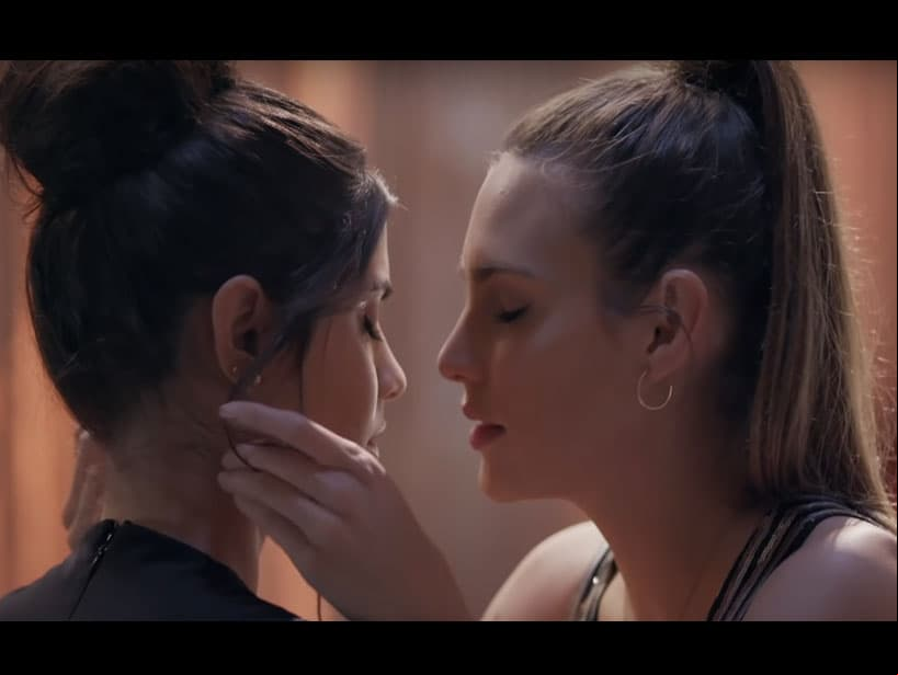 Tras ‘cargarse de energía’ a través de las manos, las chicas estuvieron a punto de darse un beso, pero fueron interrumpidas por ‘Guille’.