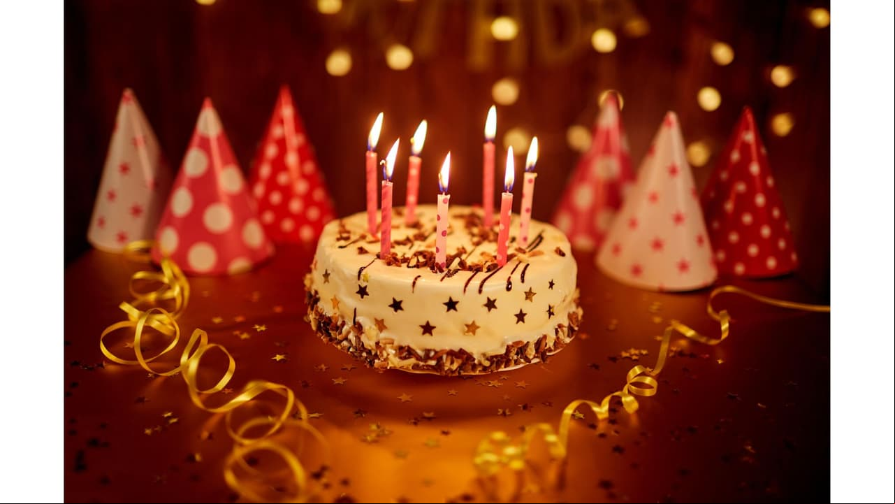 Familia confunde vela de cumpleaños con un cohete y explota en el pastel: el susto de sus vidas