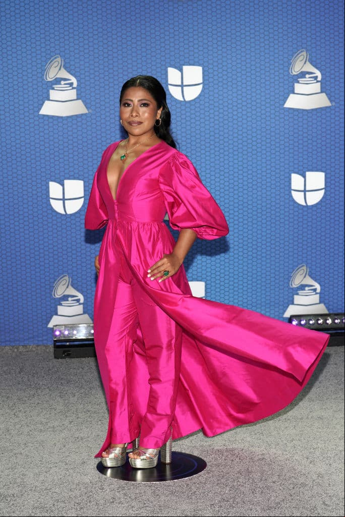 La llegada de Yalitza a la alfombra roja fue asombrosa. La actriz deslumbró con un atuendo en rosa mexicano de la reconocida firma brasileña HELOROCHA.