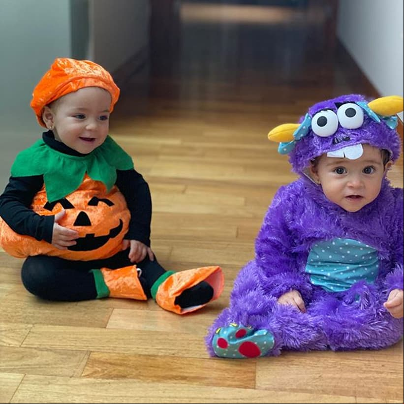 Jacqueline Bracamontes disfrazó a las pequeñas Paula y Emilia para su primer Halloween.