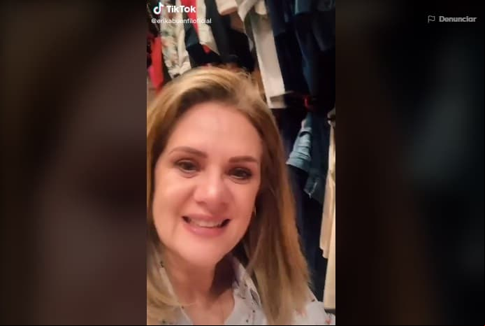 Parte del clóset de Erika Buenfil se vio en otro clip, en el que se aprecia que cuenta con un enorme espacio para colgar ropa.