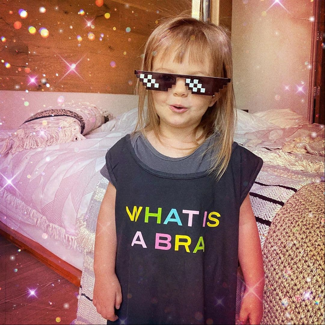 Gracias a sus múltiples publicaciones en Instagram y TikTok, la actriz ha dejado ver muchos rincones de su hogar. En sus recientes posteos, la hermana de Vadhir y Aitana Derbez mostró la habitación principal, la cual tiene forrada una de las paredes con madera.