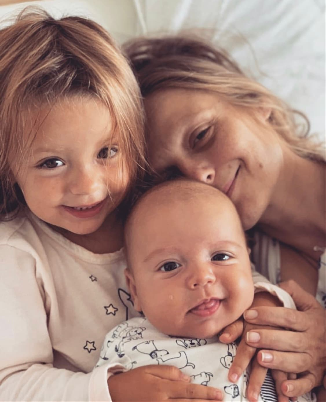 Ana Layevska, a los 35 y 38 años. La intérprete nacida en Kiev, Ucrania, es madre de dos pequeños; Masha, nacida en 2017, y Santiago en marzo de este año. Ambos son fruto de su matrimonio con Rodrigo Moreira.