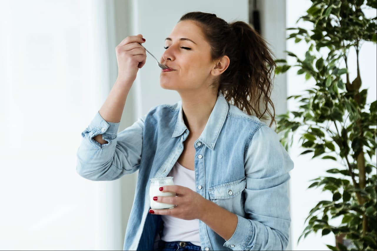 Yogurt. Cuando el dolor es punzante, la causa puede estar en la falta de calcio. El yogurt natural es capaz de relajar el cuerpo gracias a sus propiedades naturales.