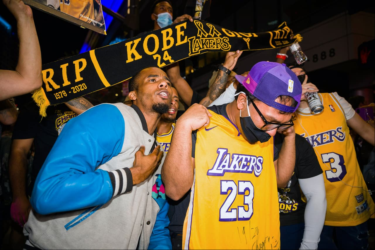 Sin importar las medidas sanitarias, fanáticos se reunieron para rendir tributo a su equipo tras 10 años de no ser campeón. Finalmente LeBron y compañía, consiguen un título más y se lo dedican a Kobe Bryant.