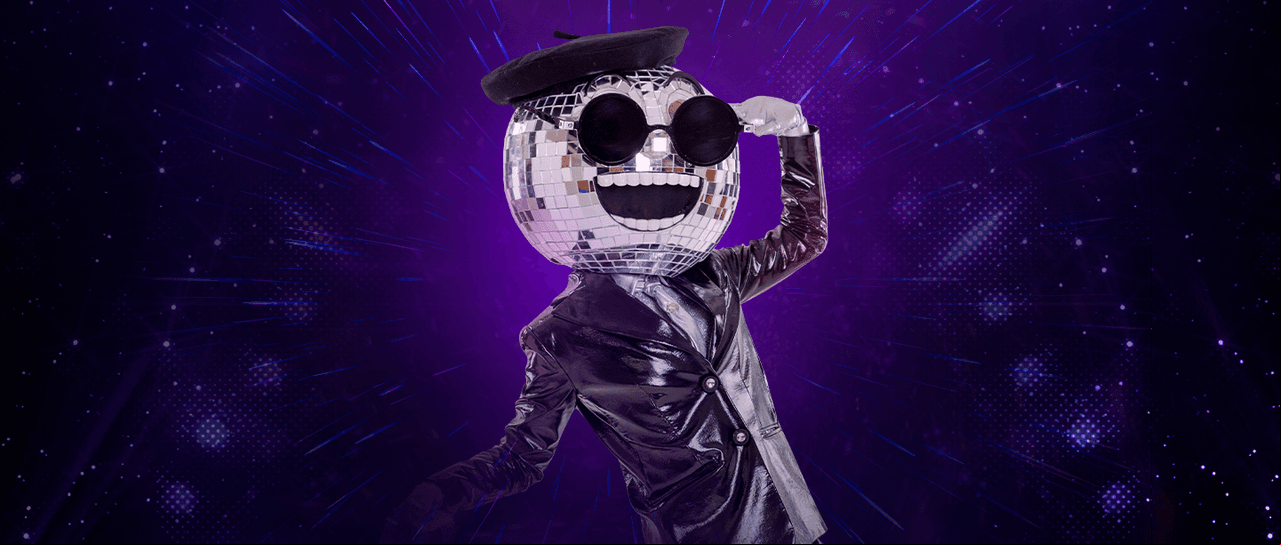 Disco Ball es alegre y alburera. Vive en la oscuridad, pero tan pronto la toca la luz, la refleja por todos lados.