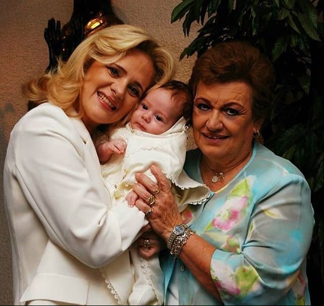 Nicolás Buenfil nació el 3 de febrero de 2005, fruto de la relación amorosa entre Ernesto Zedillo Jr. y Erika Buenfil.