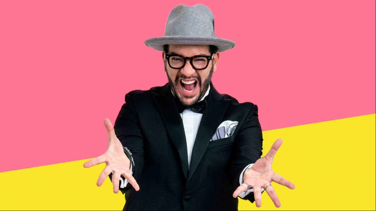 Faisy se pone elegante con su traje y convoca a la orquesta para Me Caigo de Risa Gala Disfuncional