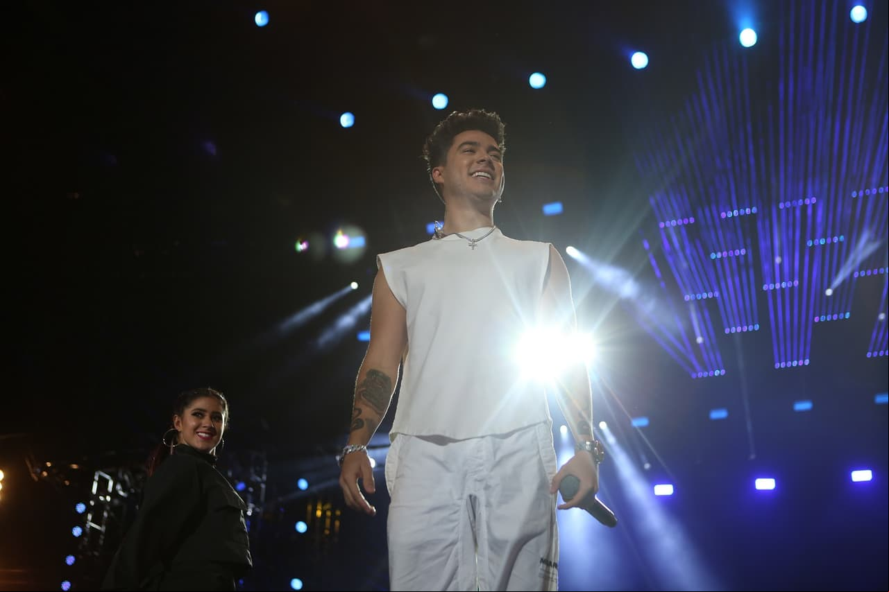 Mario Bautista ‘regala’ su Premio Telehit a una fan