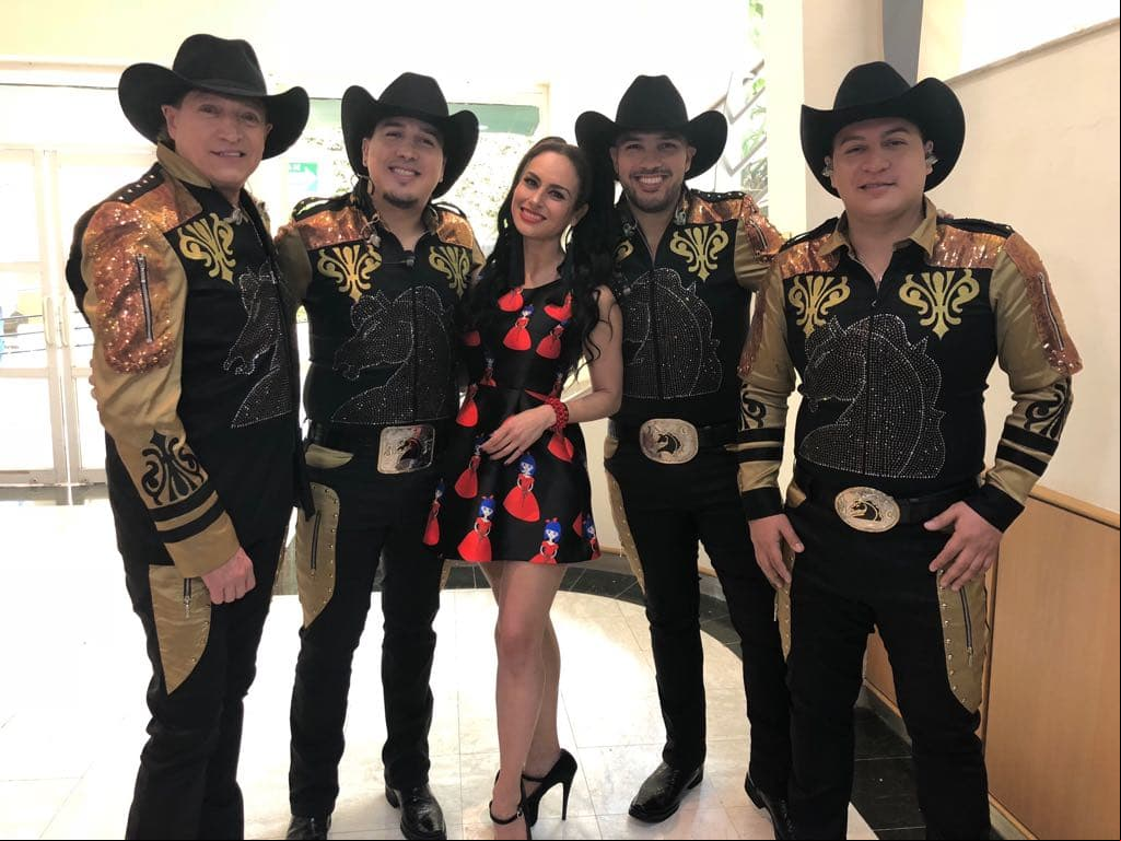 Wendy Braga, nuestra conductora digital, no perdió oportunidad de tomarse una foto con Bronco.
