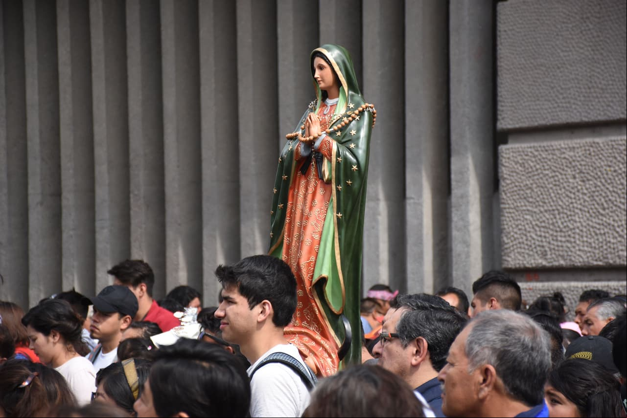 La Virgen de Guadalupe no solo es un símbolo de fe para el pueblo mexicano; desde 1999, el papa Juan Pablo II la bautizó también como “la Patrona de América”.
