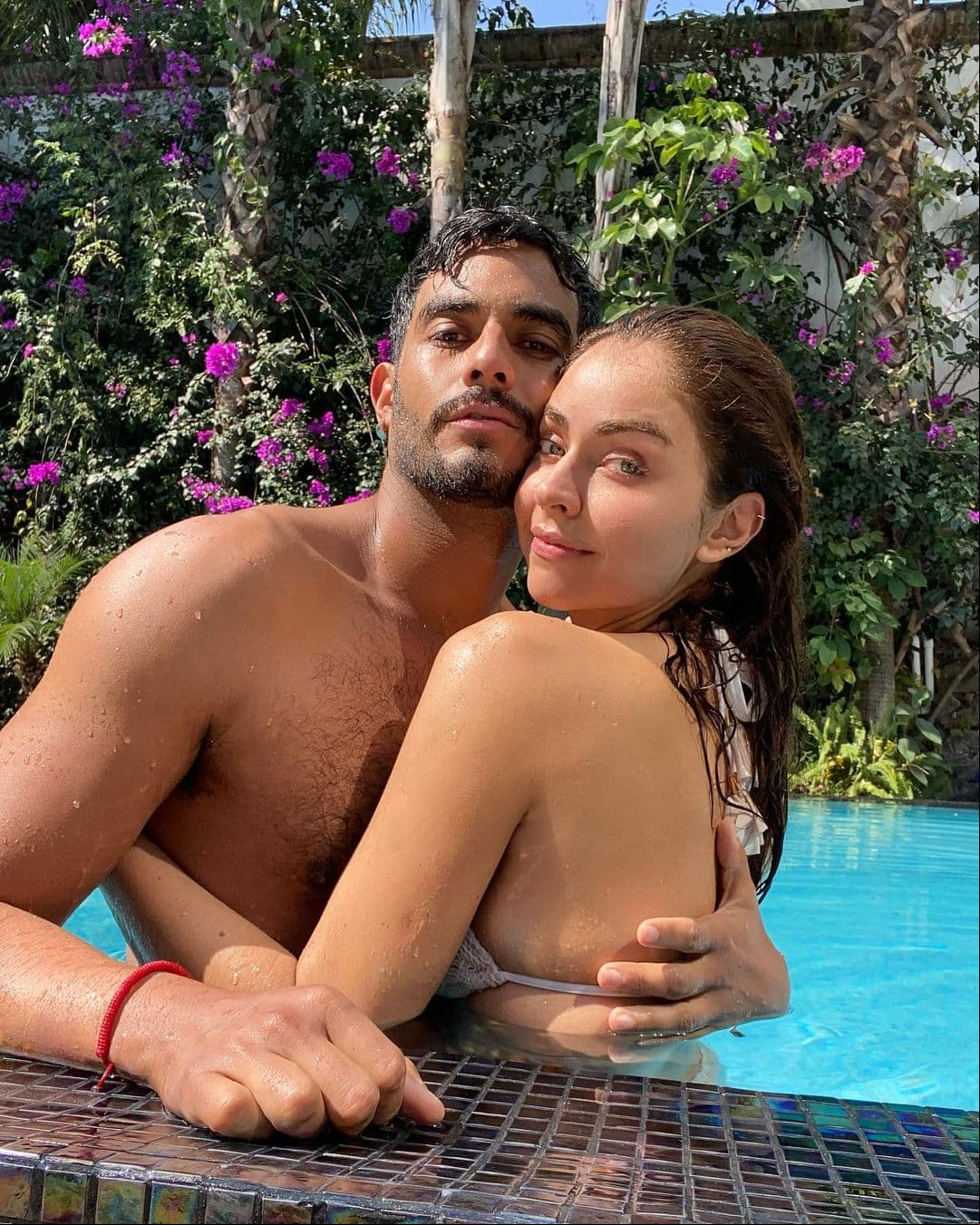 Claudia Martín tiene cita romántica con su novio en la playa