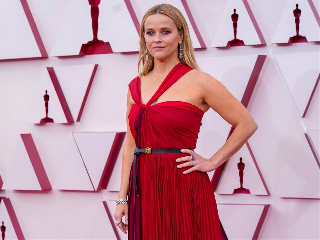 Reese Witherspoon eligió un vestido rojo de la firma Dior para la gala número 93 de los Premios Oscar.