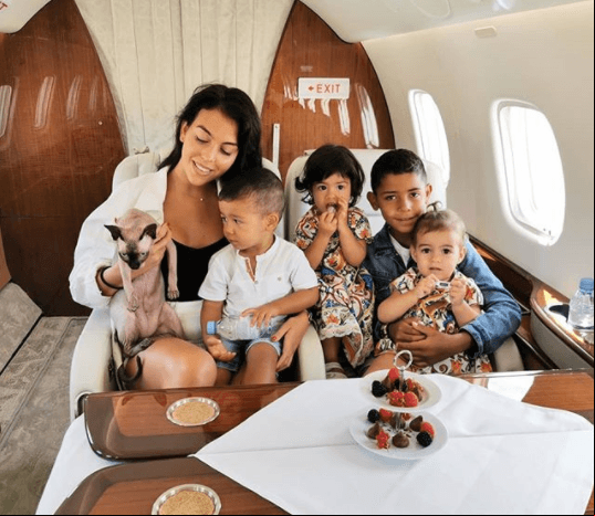 Cristiano Ronaldo y su familia tienen un gato que se llama Pepe.