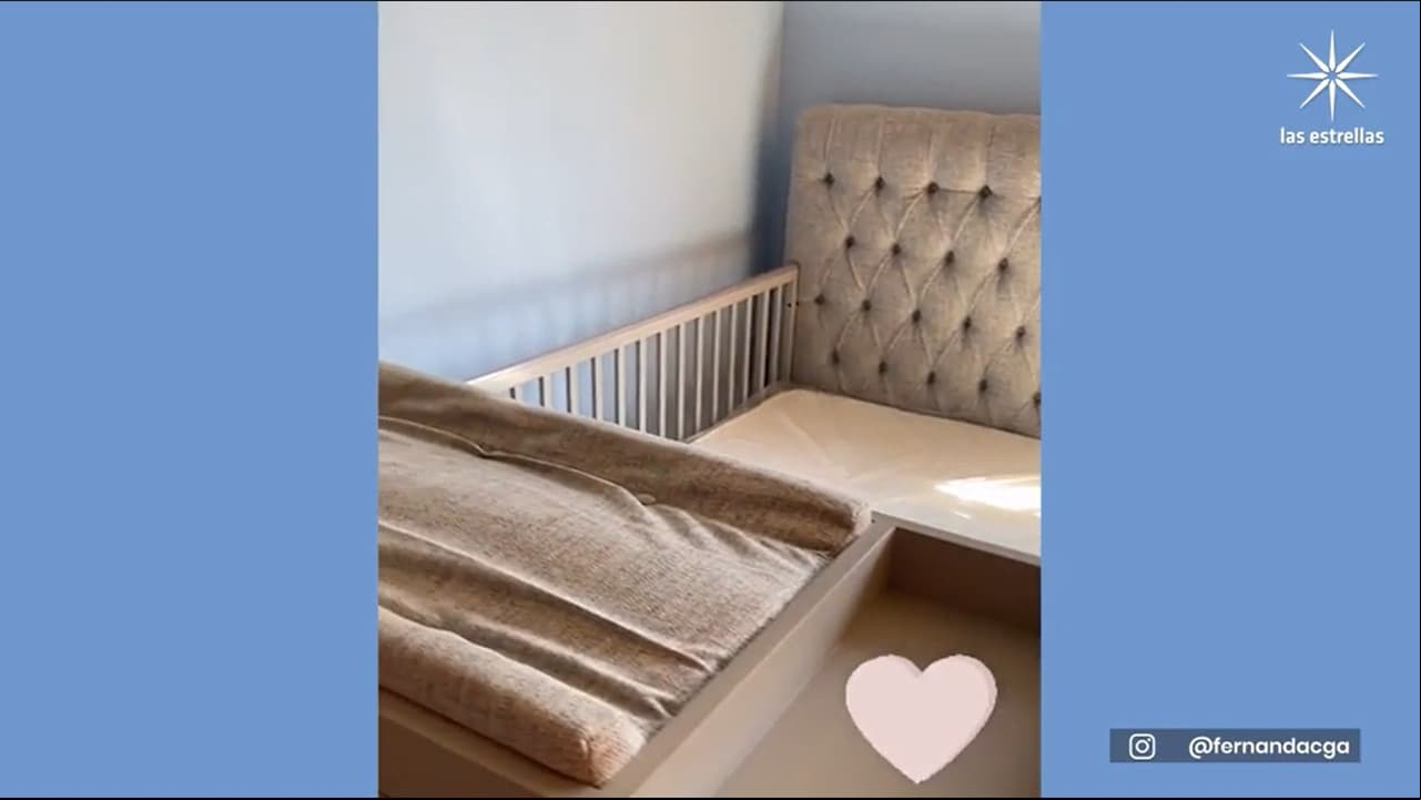Tanto la cuna como el resto de los muebles son de color gris y hace juego con el piso de madera. “Ya tenemos cuna, creo que nos cayó el 20 del bebé cuando Erik terminó de armarla, nos emocionamos un montón. Esta es la cuna que escogimos”, detalló.