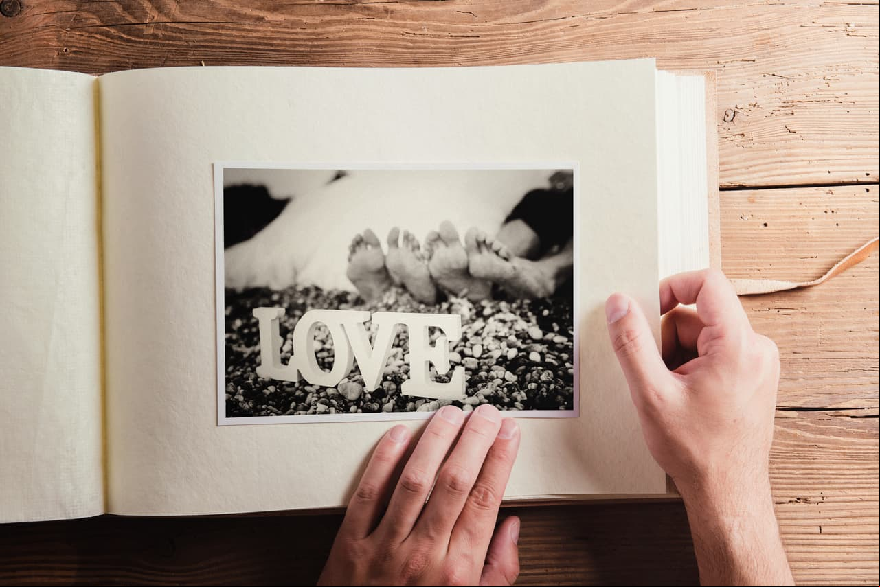 Géminis. ¿Quieres enloquecerlo de amor? ¡Haz su regalo! Prepara un álbum de fotos juntos, un tarro lleno de sus recuerdos más lindos o una carta erótica al final de pistas para descubrirlo.