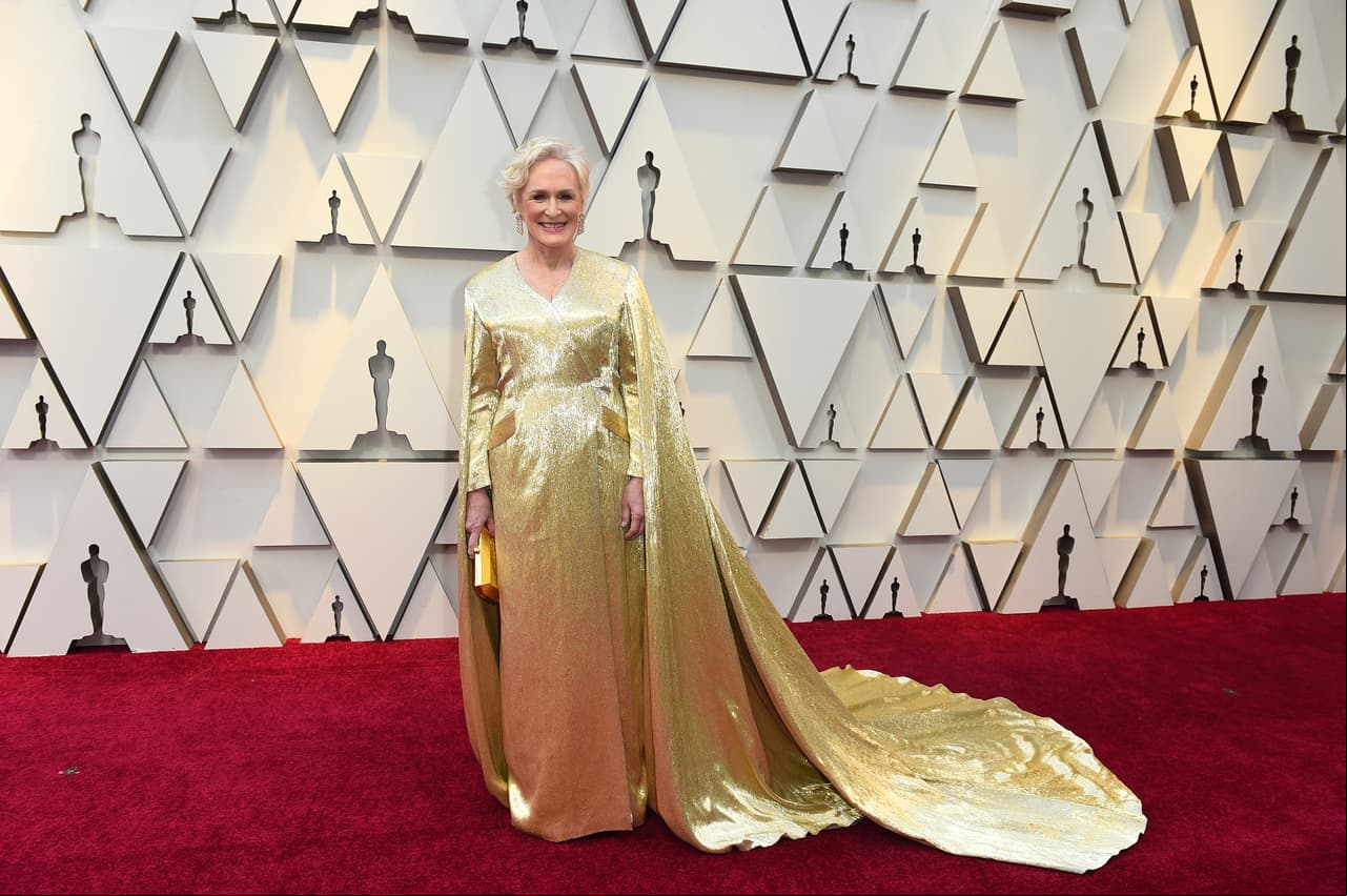 La actriz Glenn Close eligio un dorado y elegante atuendo de cola larga.