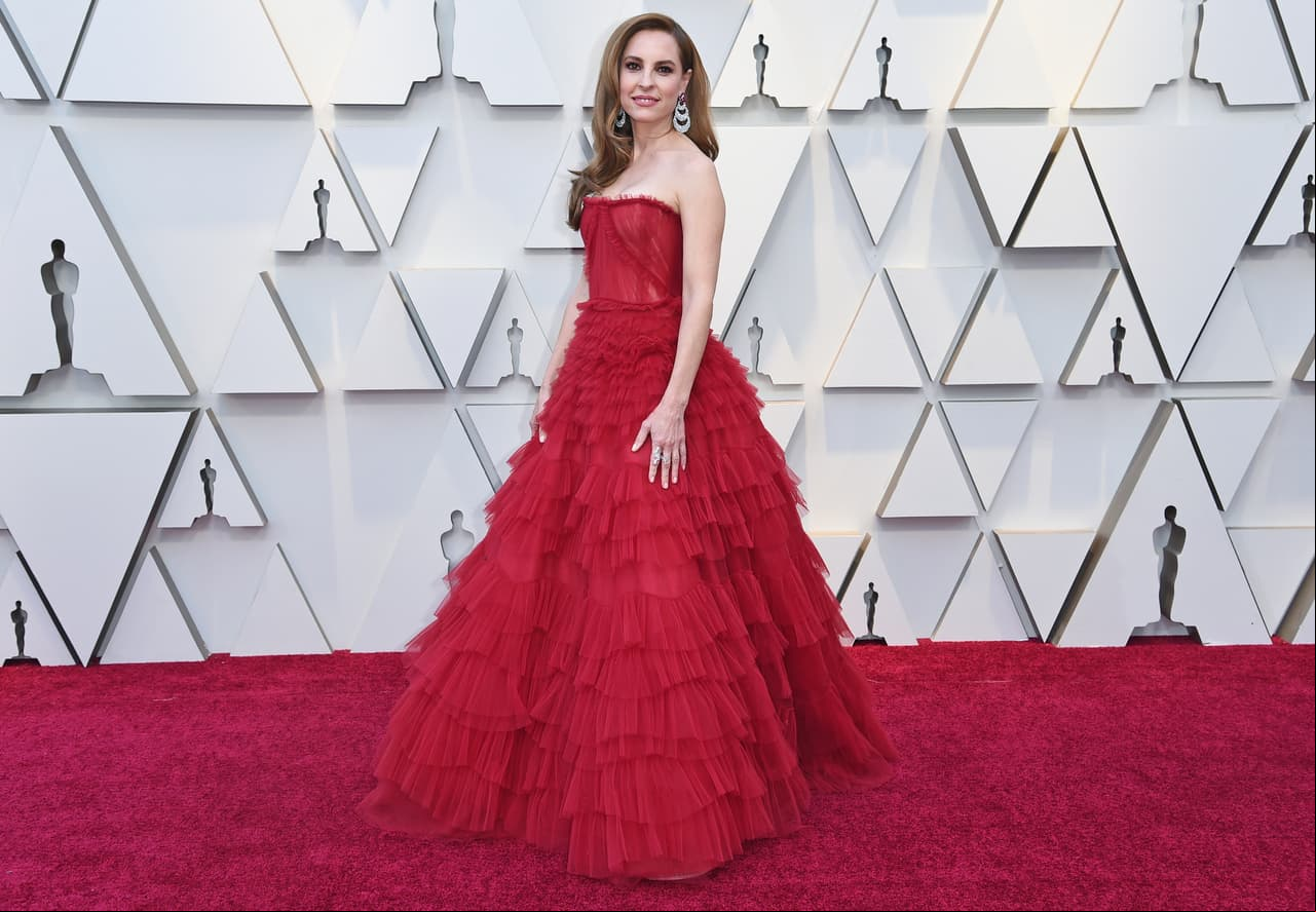 Marina de Tavira eligió el rojo quemado, en un vestido de vuelos y plisados.