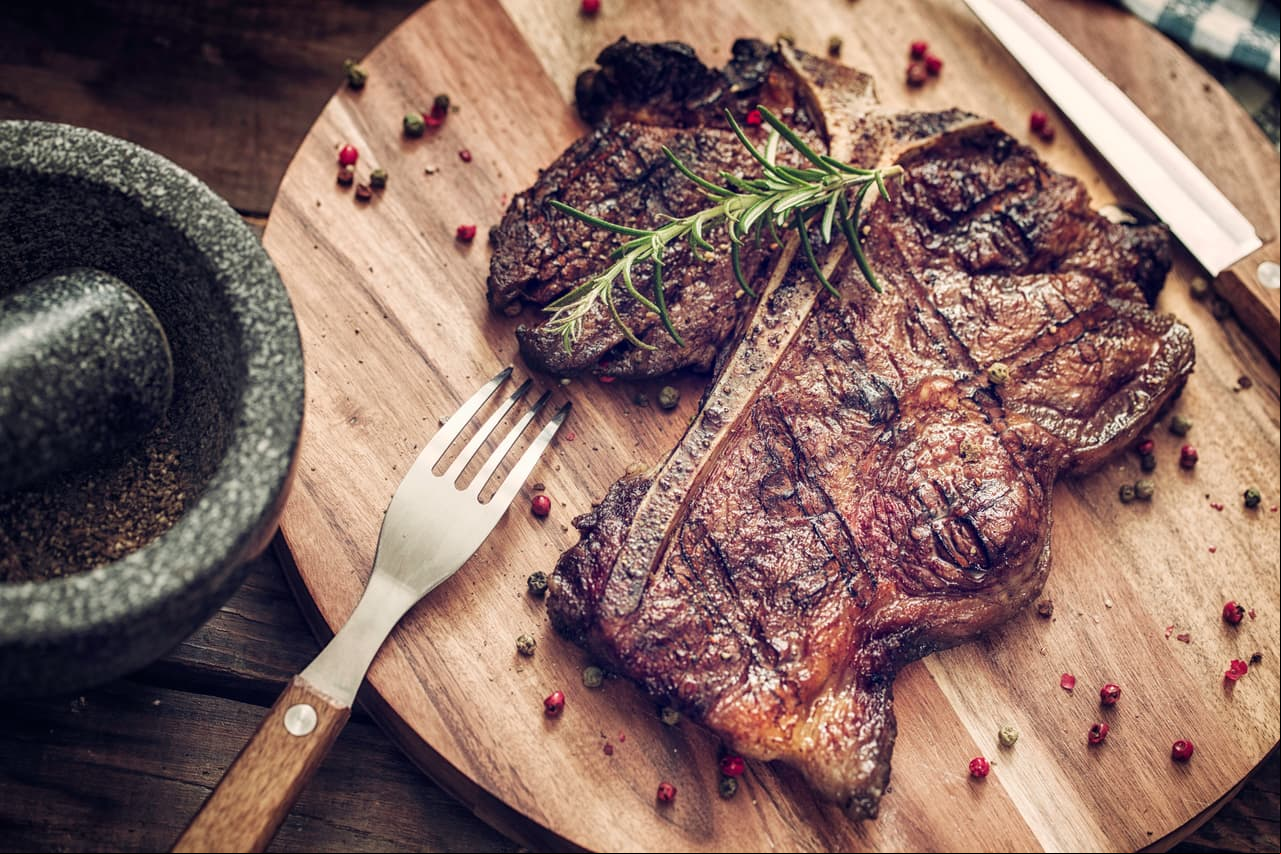 Carne. La carne en cortes magros cuenta con proteínas que le permitirán a tus músculos estar llenos de fuerza.