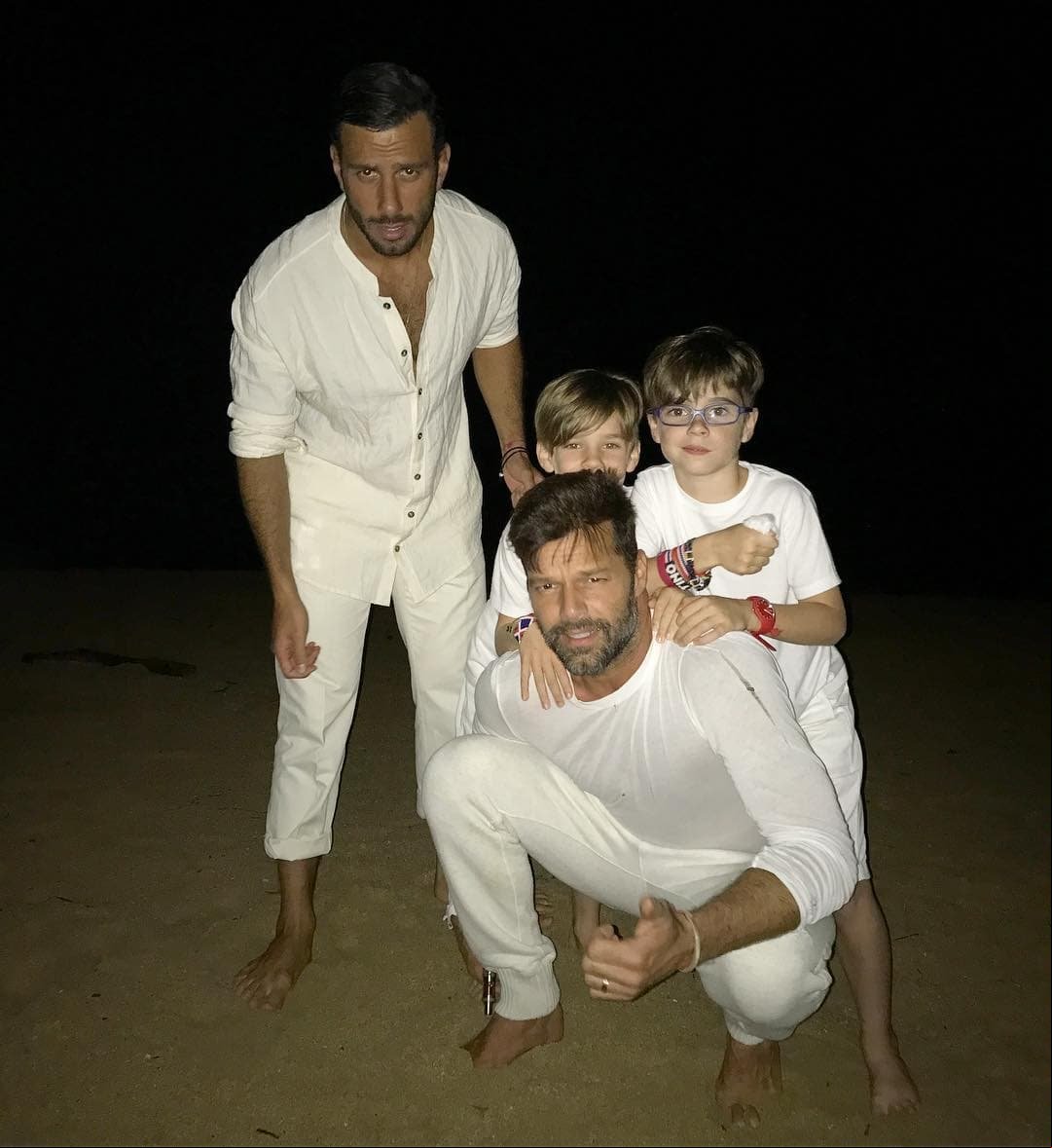 Aunque el cantante y su esposo han compartido diversas imágenes con sus hijos mayores, se espera que pronto se revele el primer retrato en compañía de sus cuatro retoños.
