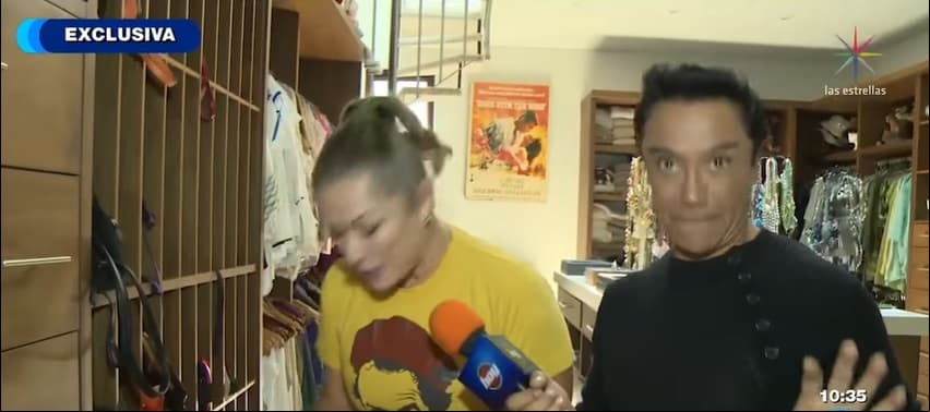 A un lado se encuentra la puerta para su clóset de dos pisos, el cual mostró en 2018 en el programa Hoy. En el primer piso, se observan las blusas y rios de la actriz.