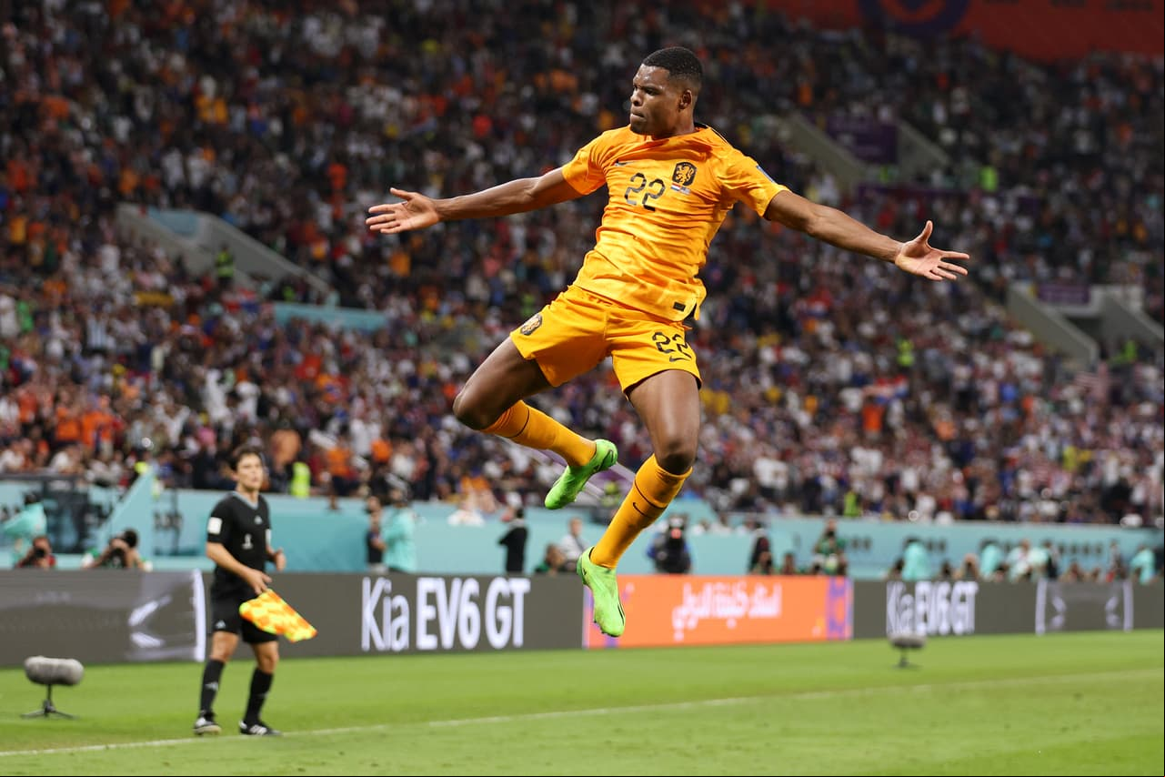 Países Bajos 3-1 Estados Unidos: Dumfries repartió par de asistencias y anotó un gol para sellar el boleto a los Cuartos de Final para la Oranje.