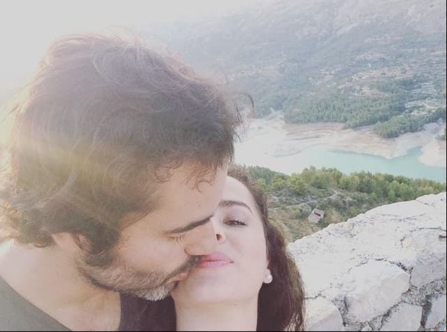 También comentó que González la invitó a un evento de poesía y desde ahí comenzaron a salir juntos. Un mes más tarde, este le propondría matrimonio, pero ella se negó. Sin embargo, él se lo ha propuesto dos veces más. Hasta el momento, no se sabe cuál será la fecha del enlace.