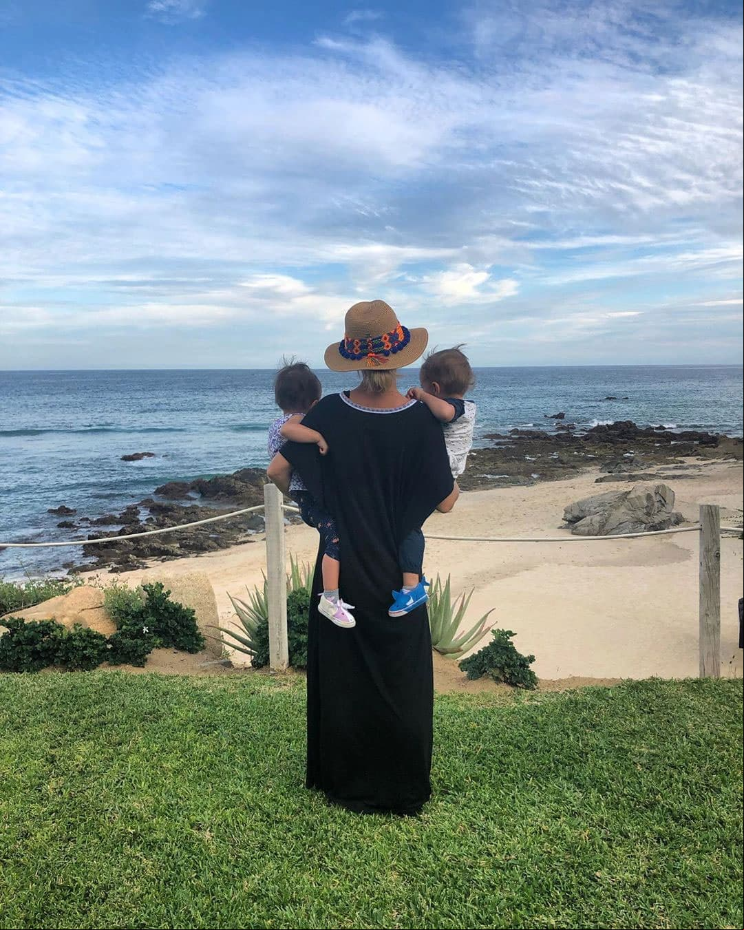 La actriz prefiere mantener en privado todo lo relacionado con sus hijos, por ello ha publicado pocas fotografías de los mellizos, además de que no muestra sus rostros.