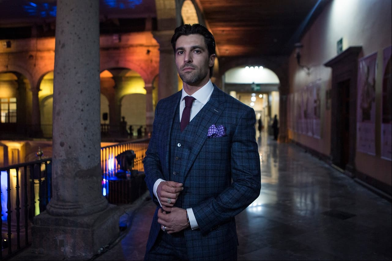 Osvaldo de León consultó a su stylist Alonso Mauleon y lució un traje de Morera Grosso.