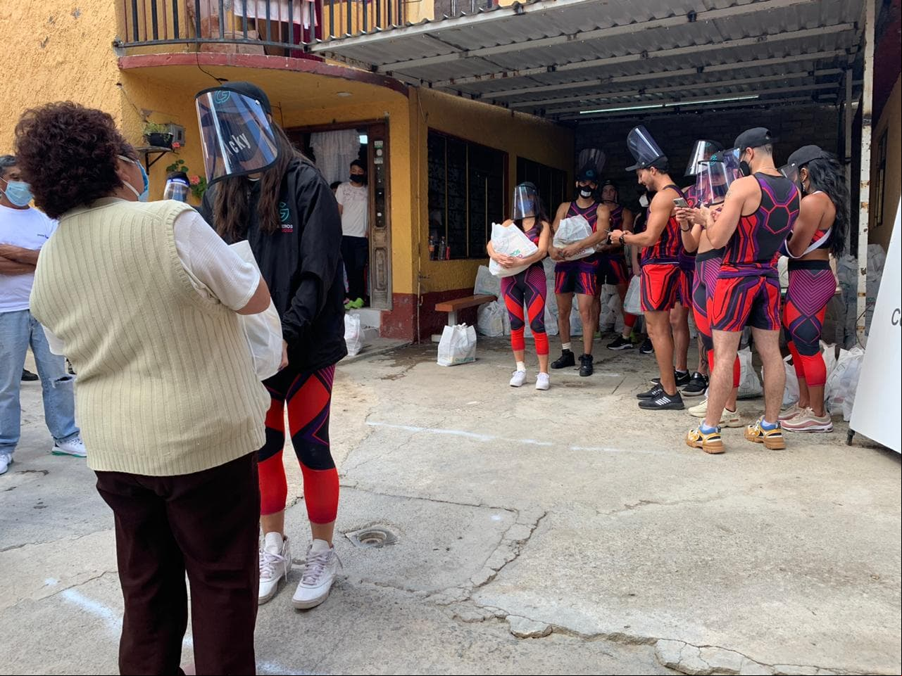 El equipo de Cobras, que se colocó por encima de Leones la semana pasada, fue el encargado de entregar los víveres a las personas que más lo necesitaban.