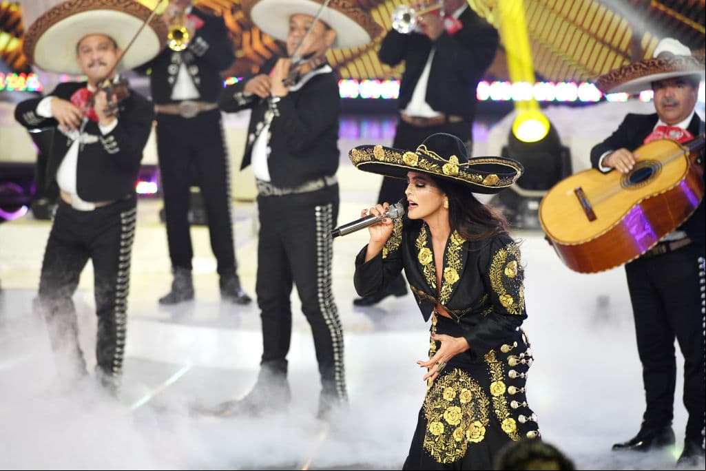 Ana Bárbara y su destacado traje de charro