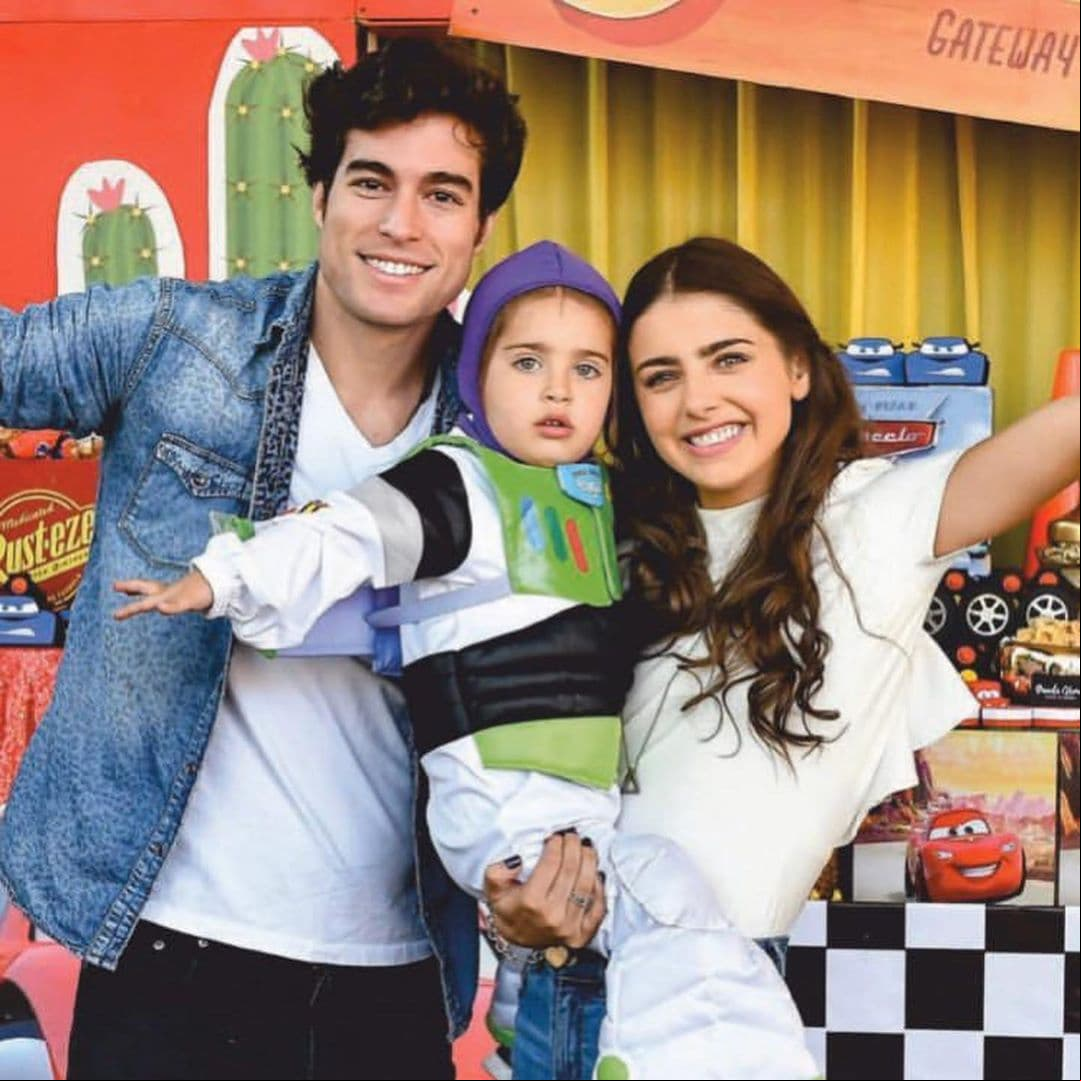 Danilo Carrera, el novio de Michelle Renaud, también asistió al festejo, quien en múltiples ocasiones ha mostrado en redes lo bien que se lleva con el menor.