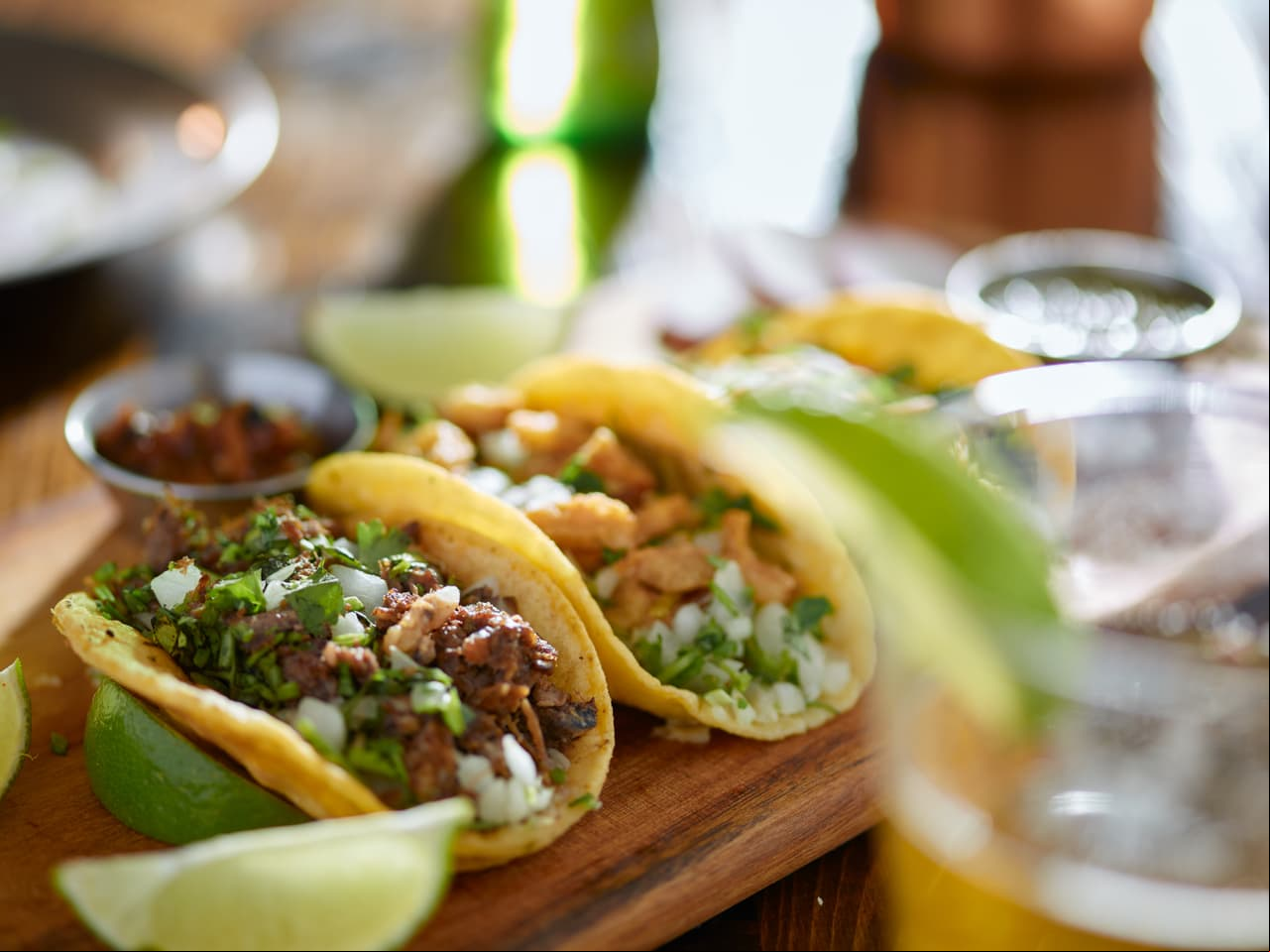 Turista alemán prueba tacos de la calle por primera vez y llora de felicidad