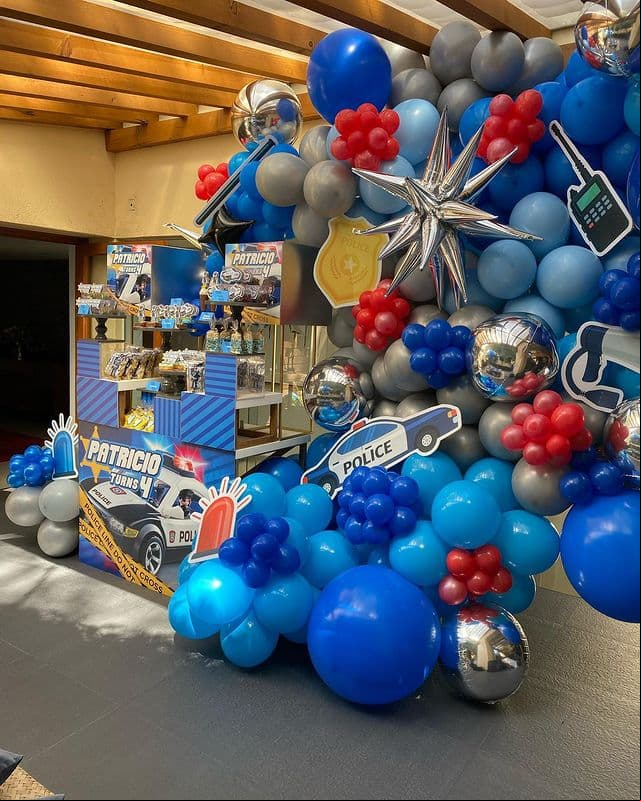“Quiero enseñarles esta belleza de decoración porque hoy es cumpleaños de Patricio y es muy fan de los Playmobil y de la policía”, expresó emocionada.
