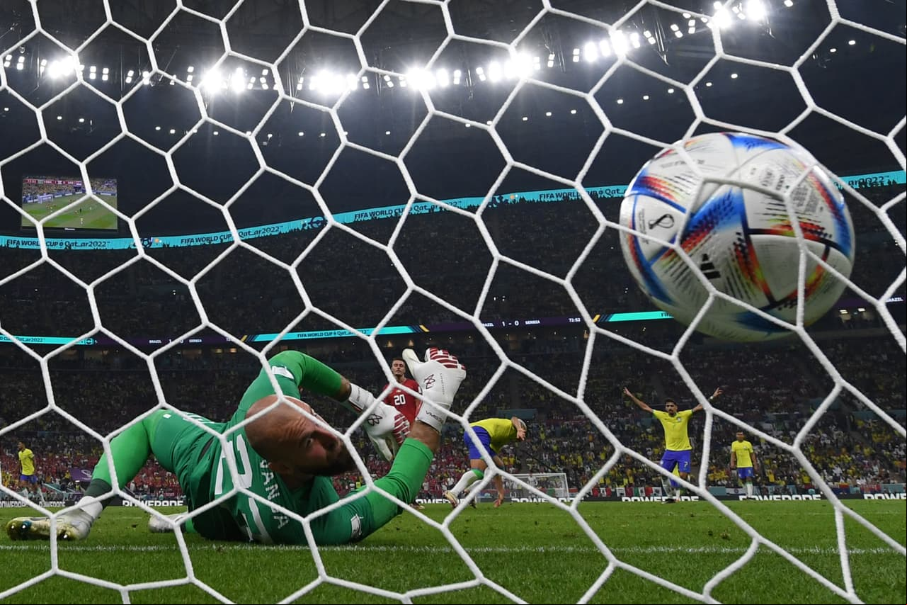 Brasil venció dos goles por cero a Serbia en su debut en La Copa del Mundo Qatar 2022 con la oportunidad de haber visto el mejor gol del Mundial de parte de Richarlison, en el mismo encuentro donde Neymar se fue lastimado y queda esperar saber si está lastimado o su salida fue sólo precaución.