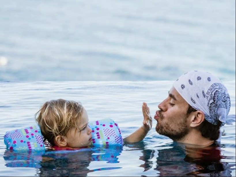Enrique Iglesias enternece las redes sociales con las imágenes que comparte. En esta, se ve a su hijo Nicholas deteniendo a su famoso padre para que no lo besara más, consiguiendo miles de 'likes' de sus fans, así como de sus colegas cantantes como Thalía o Giselle Blondet.
