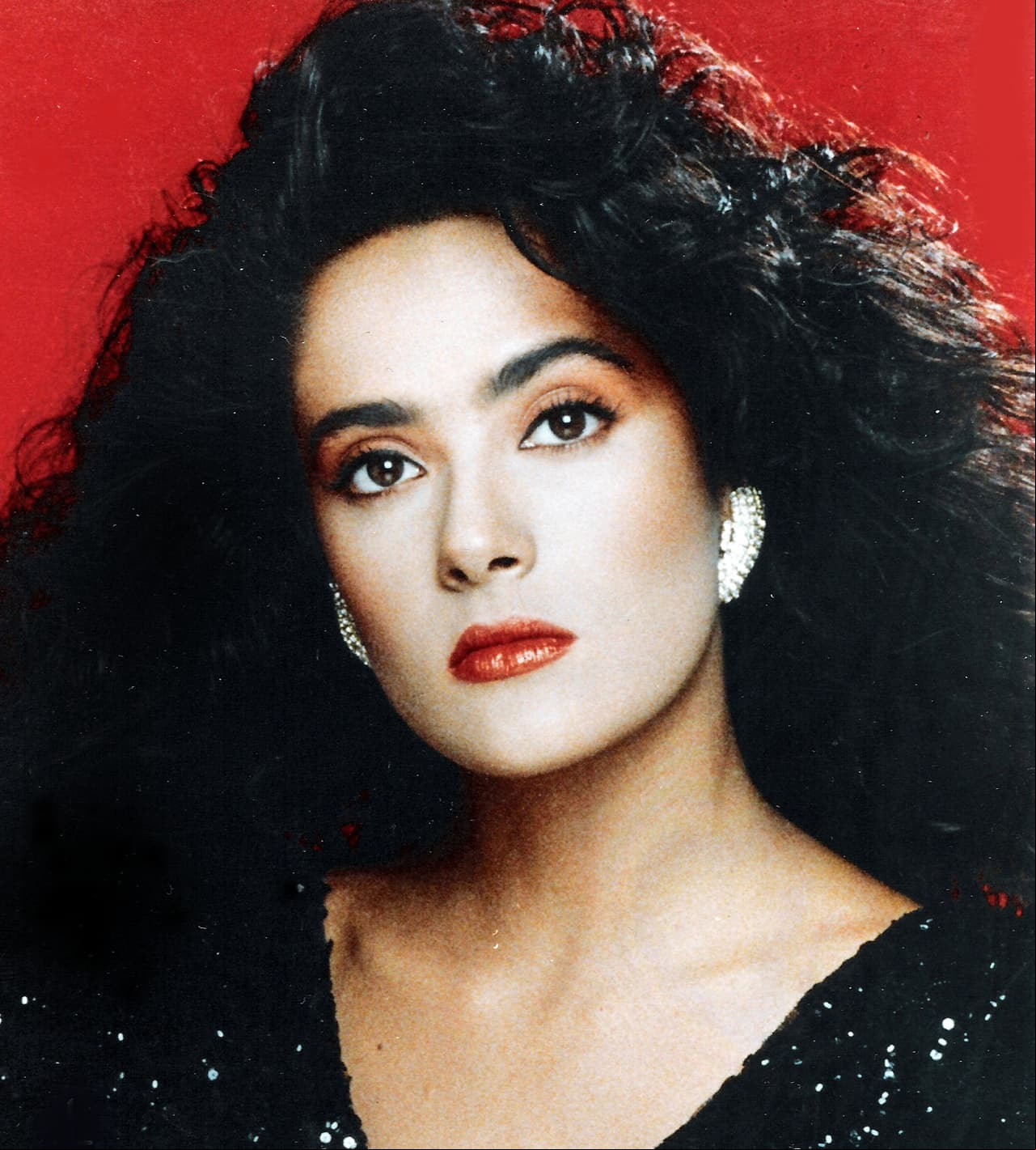 Tras su debut en la pantalla chica, Salma protagonizó el melodrama ‘Teresa’ (1989), narrando la historia de una joven que busca desesperadamente salir de la pobreza del barrio donde vive, por ello planea usar su belleza e inteligencia para entrar a aquel mundo lujoso al que desea pertenecer.