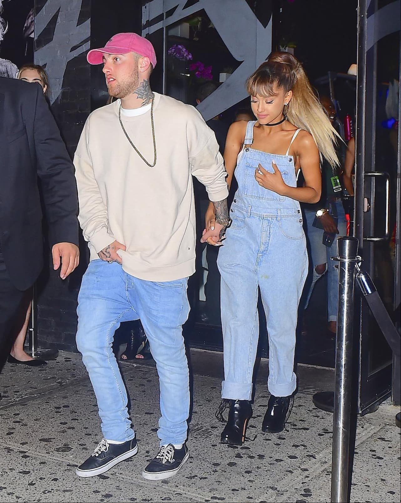 Ariana Grande y Mac Miller saliendo de la fiesta de los VMA de 2016