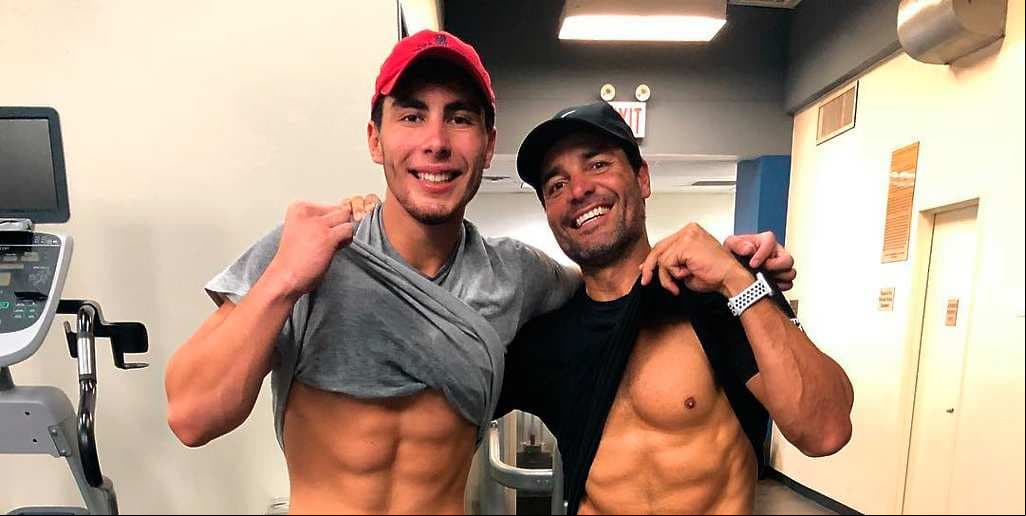Chayanne y su hijo presumen su marcado abdomen