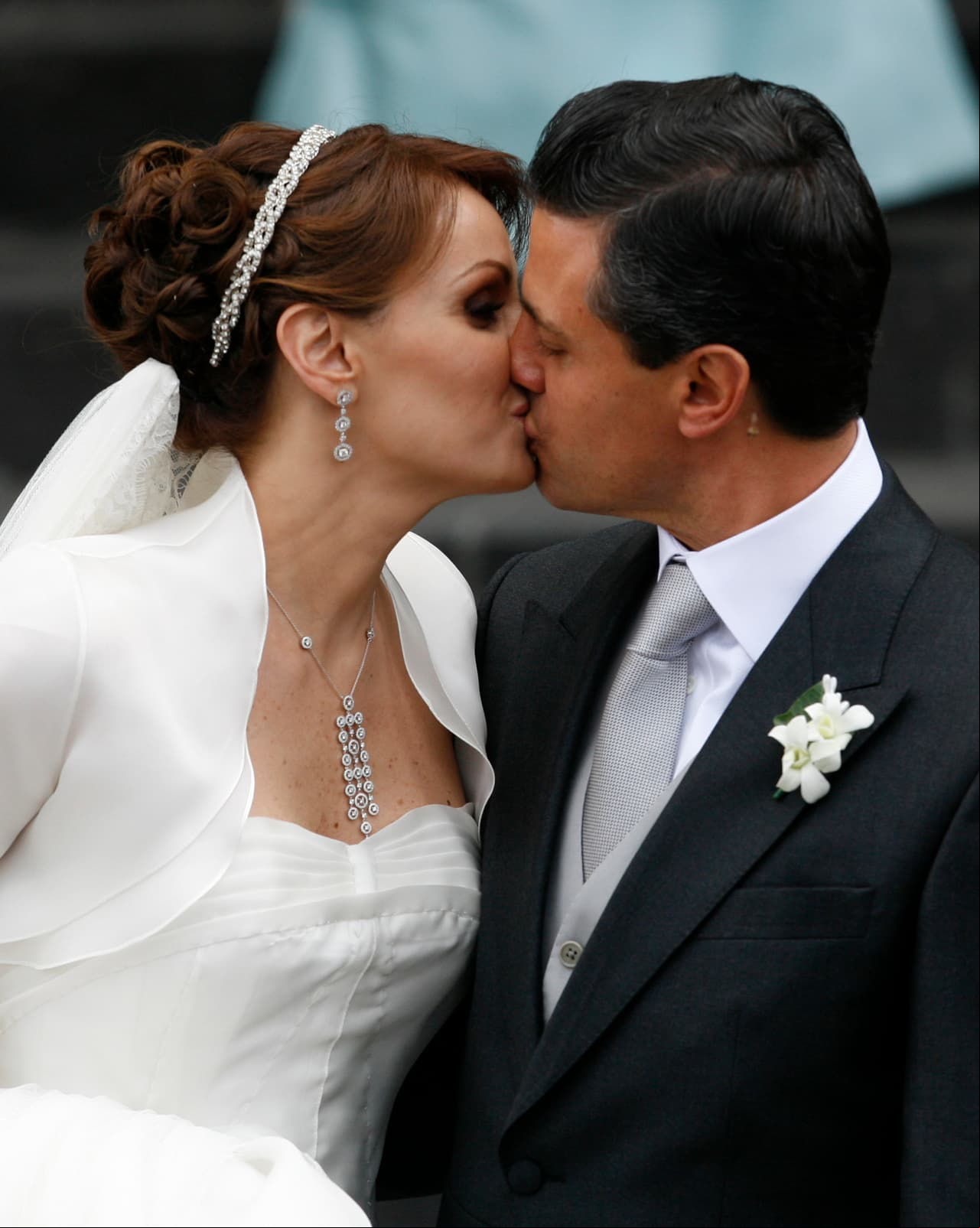 Dicha anulación del primer matrimonio de la actriz fue un proceso con anomalías que no sólo le quitó a un sacerdote las facultades para ejercer su vocación, sino que habría hecho irregular el posterior enlace de ella con el hoy Presidente de la República, según documentos de autoridades eclesiásticas.