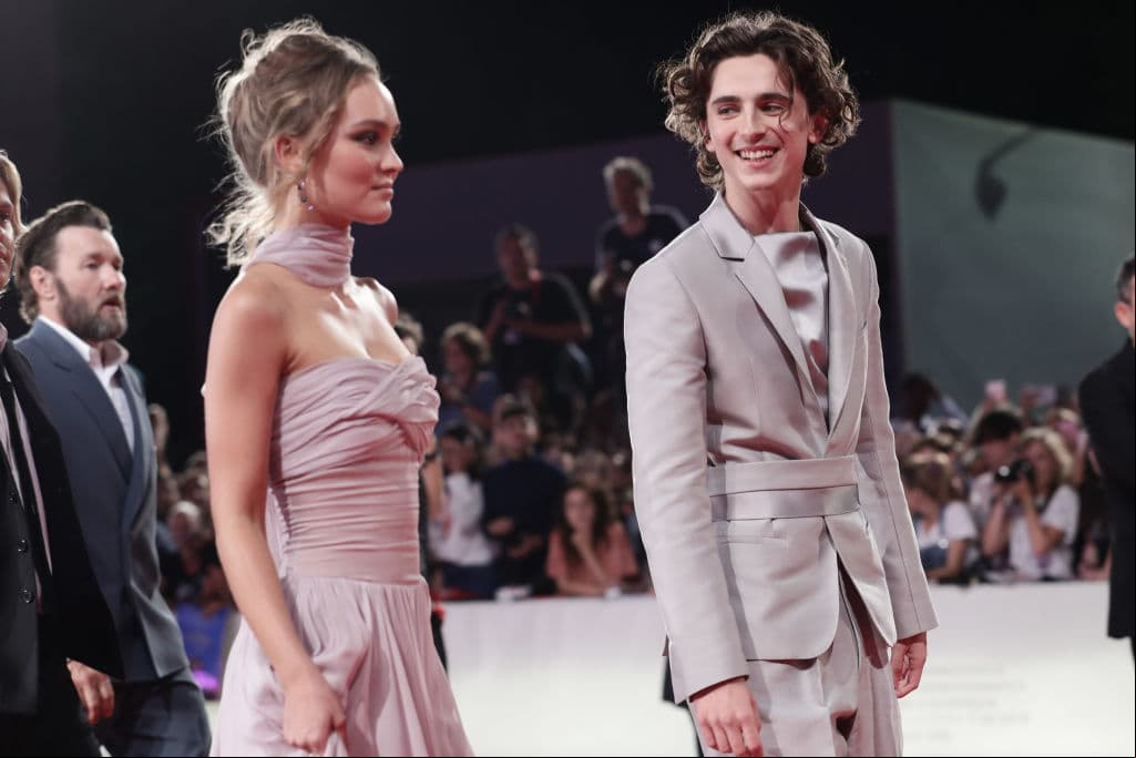 Timothée Chamalet y Lili Rose Depp terminaron su relación luego de un año de relación. El encargado de confirmar la noticia fue el actor, quien en abril de 2020 aseguró que había vuelto a la soltería.