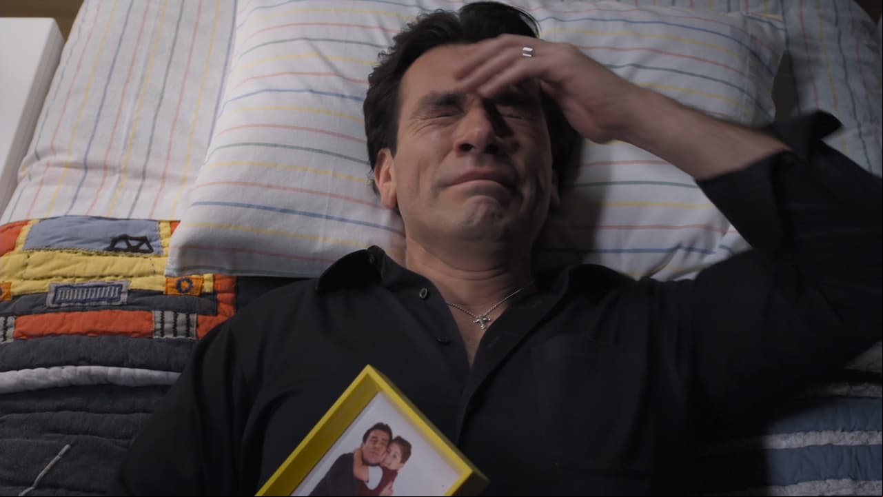 'Ernesto' sufre al estar lejos de su pequeño 'Nico', por el que sí siente un amor honesto y puro.