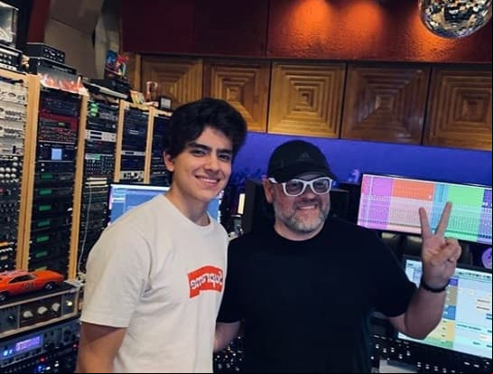Su cuenta de Instagram tiene recurrentemente fotos en estudios de grabación.