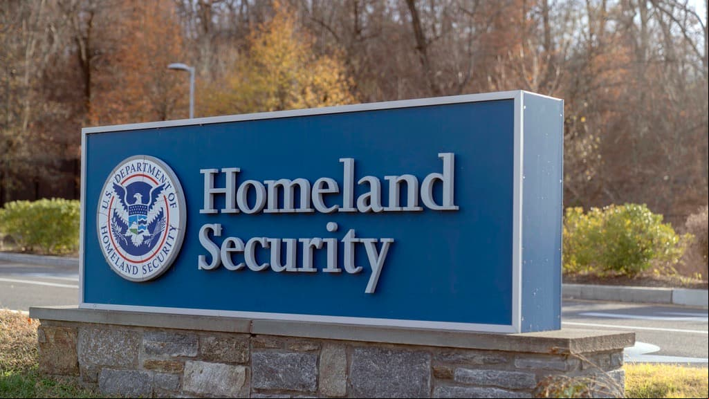 El DHS le envía a abogada de inmigración estadounidense una orden para que salga de EEUU