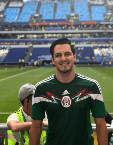 ¿Cuáles son tus pasatiempos? “Ver y practicar deportes, en específico fútbol”.